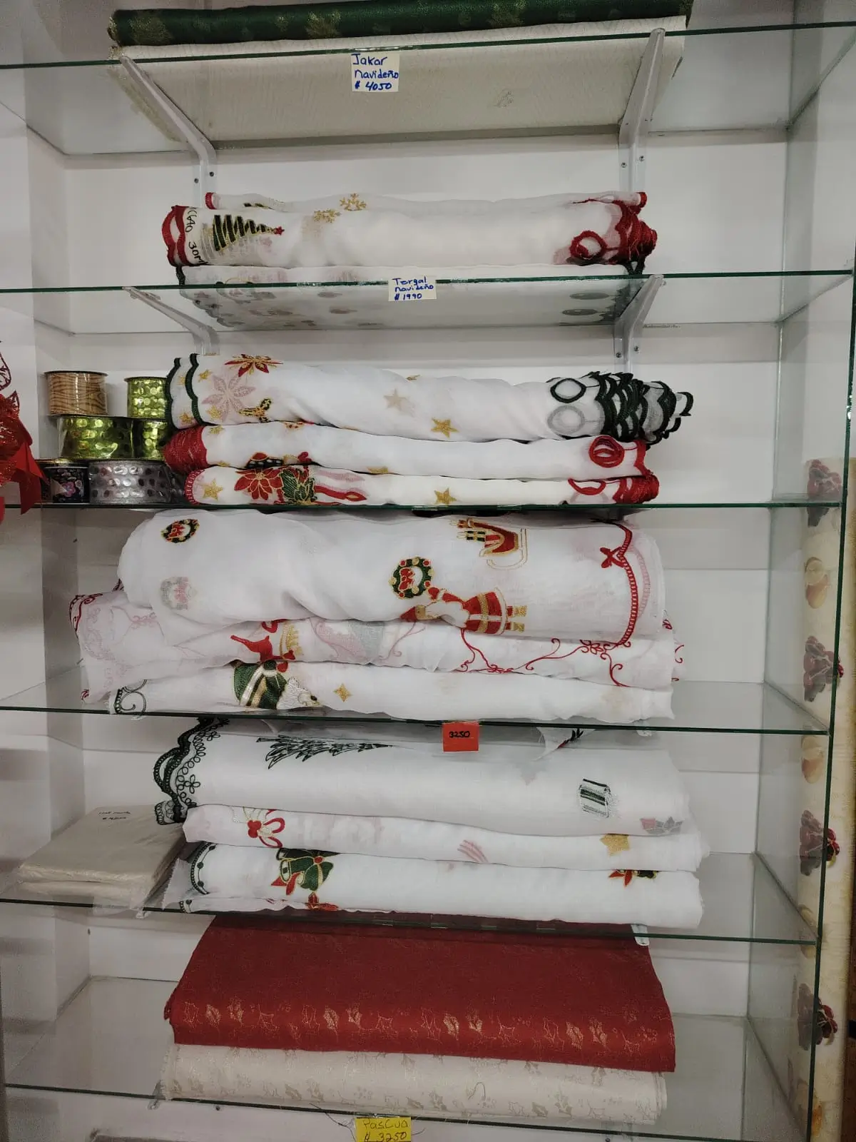 Variedad de telas y materiales en Telas y Pasamanería Limón