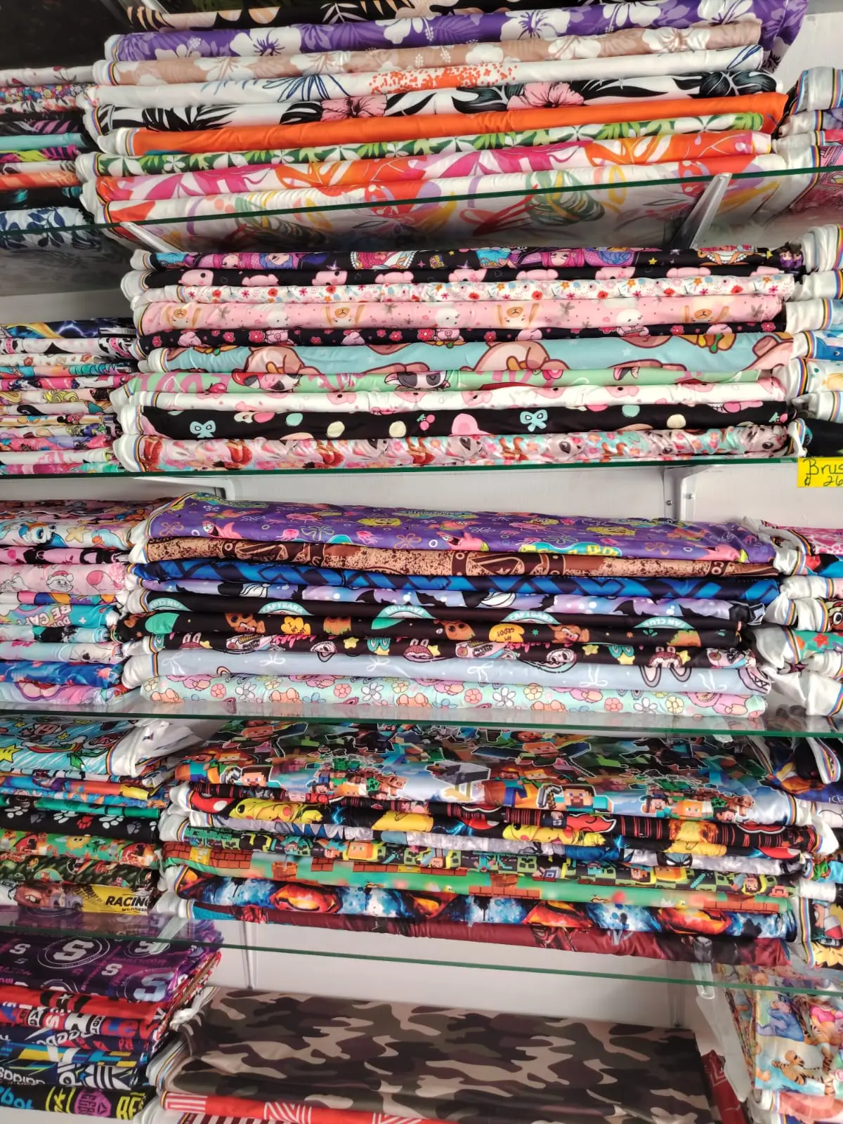 Interior de la tienda con productos organizados